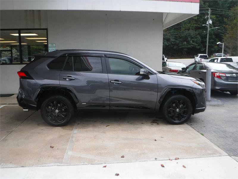Used 2022 Toyota RAV4 SE image 2