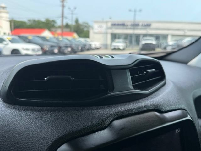 Used 2023 Jeep Renegade Latitude AWD/4WD image 41