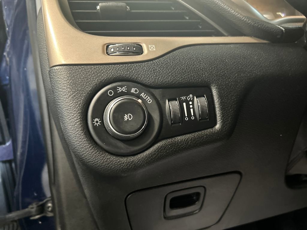 Used 2016 Jeep Cherokee Latitude FWD image 22