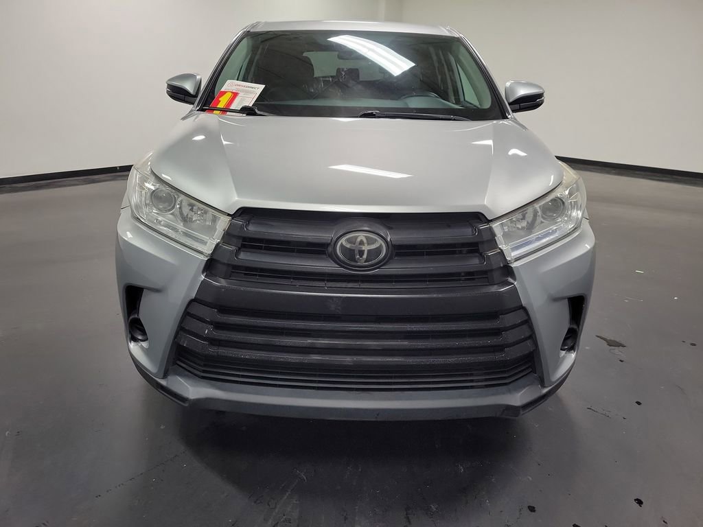 Used 2018 Toyota Highlander LE image 2