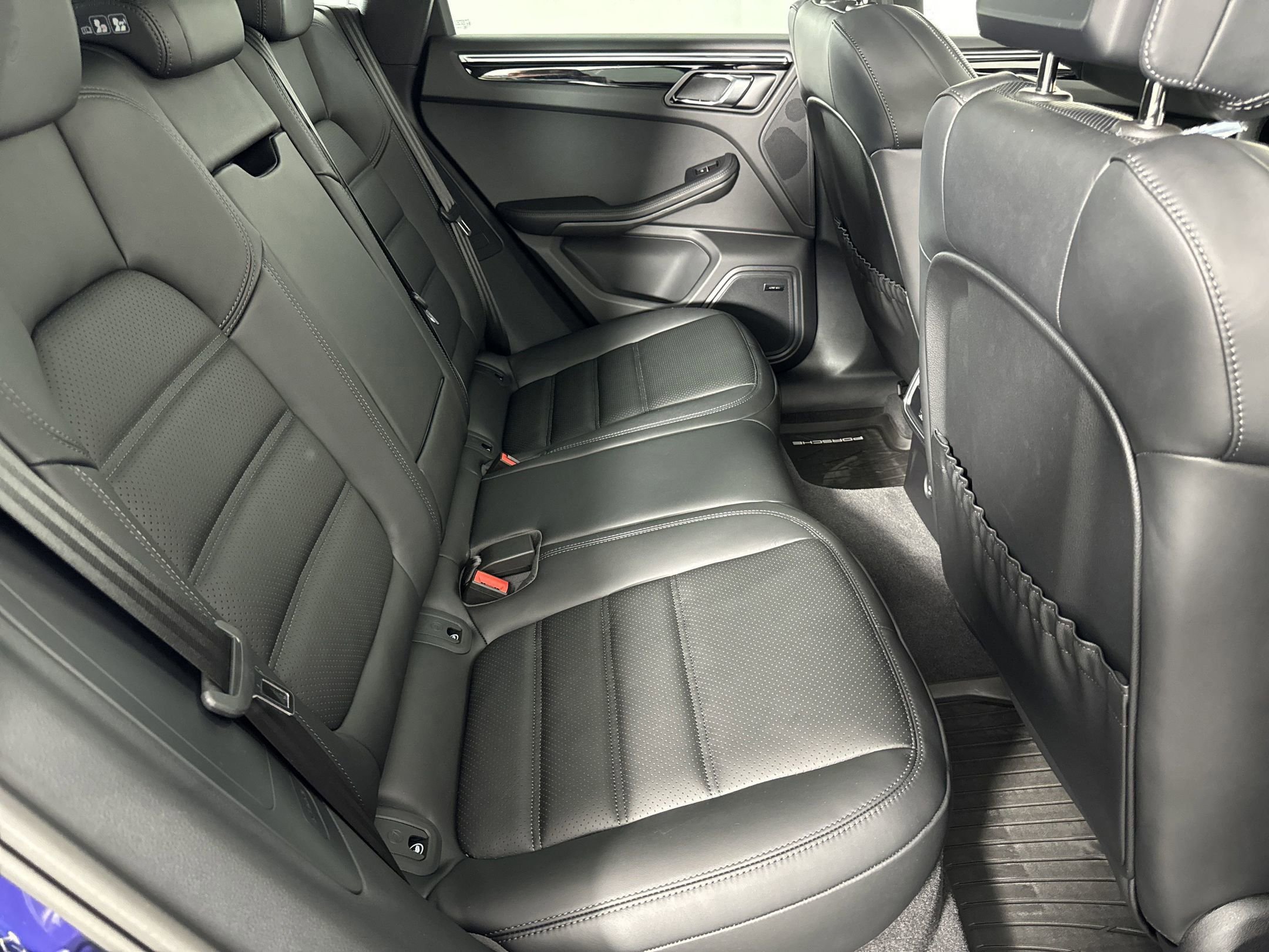 Certified 2025 Porsche Macan AWD/4WD image 29