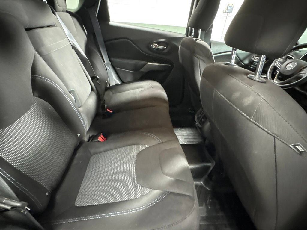 Used 2019 Jeep Cherokee Latitude w/ Cold Weather Group AWD/4WD image 29