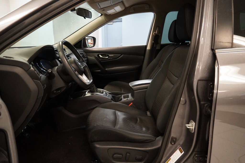 Used 2017 Nissan Rogue SV w/ Midnight Edition image 5