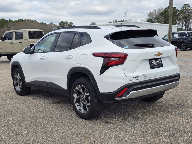 Used 2025 Chevrolet Trax LT w/ LT Convenience Package FWD image 13