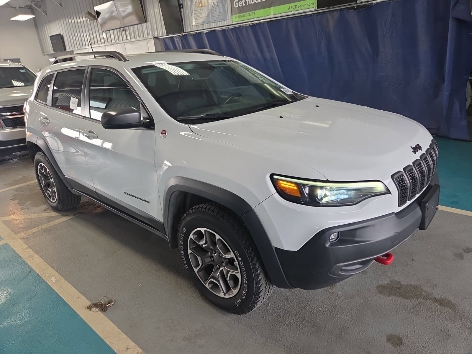 Used 2020 Jeep Cherokee Trailhawk AWD/4WD image 2