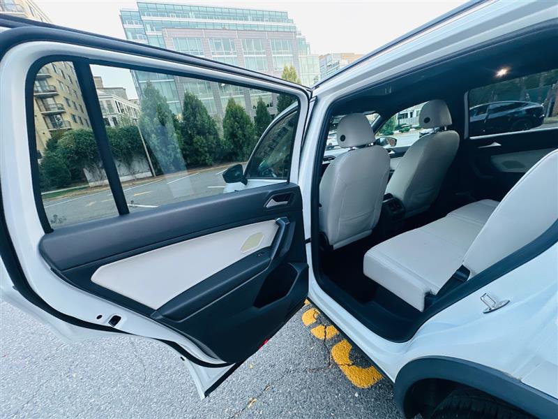 Used 2021 Volkswagen Tiguan SE R-Line image 34