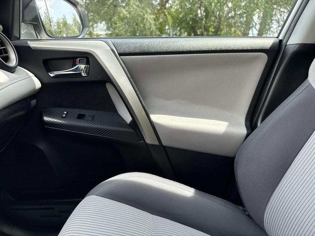 Used 2015 Toyota RAV4 XLE AWD/4WD image 28