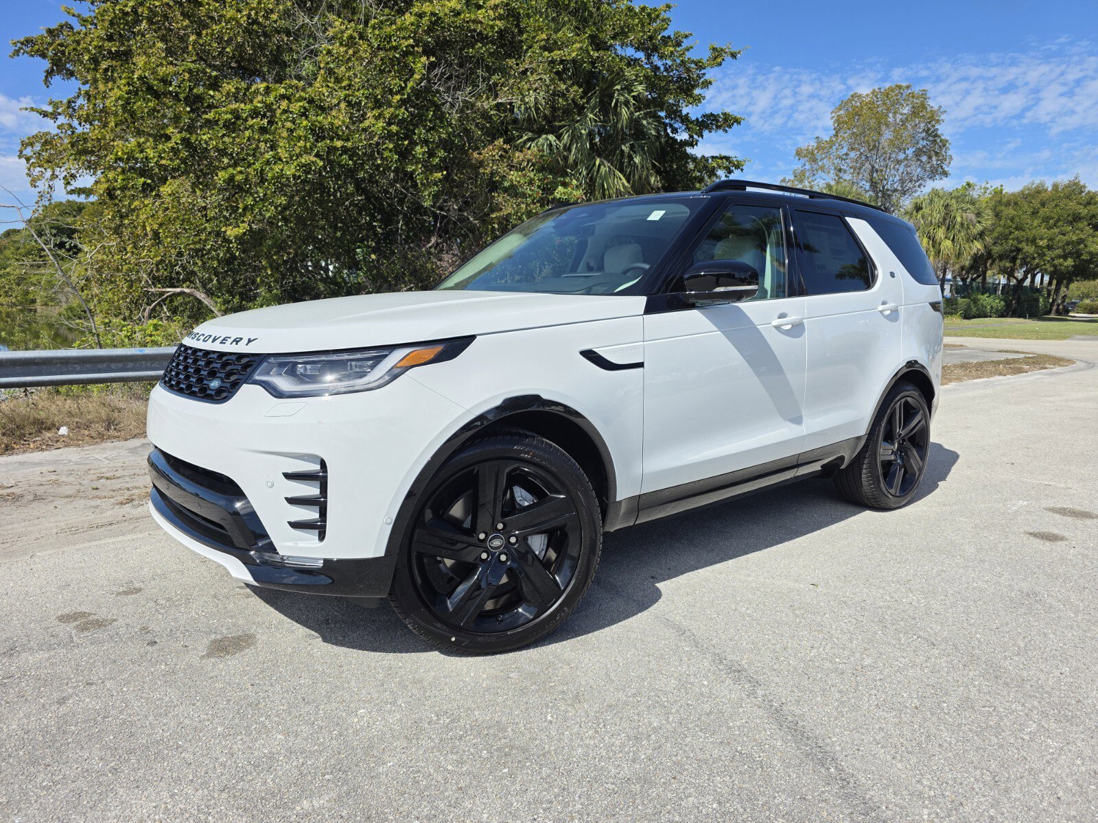 Used 2026 Land Rover Discovery Dynamic SE image 1