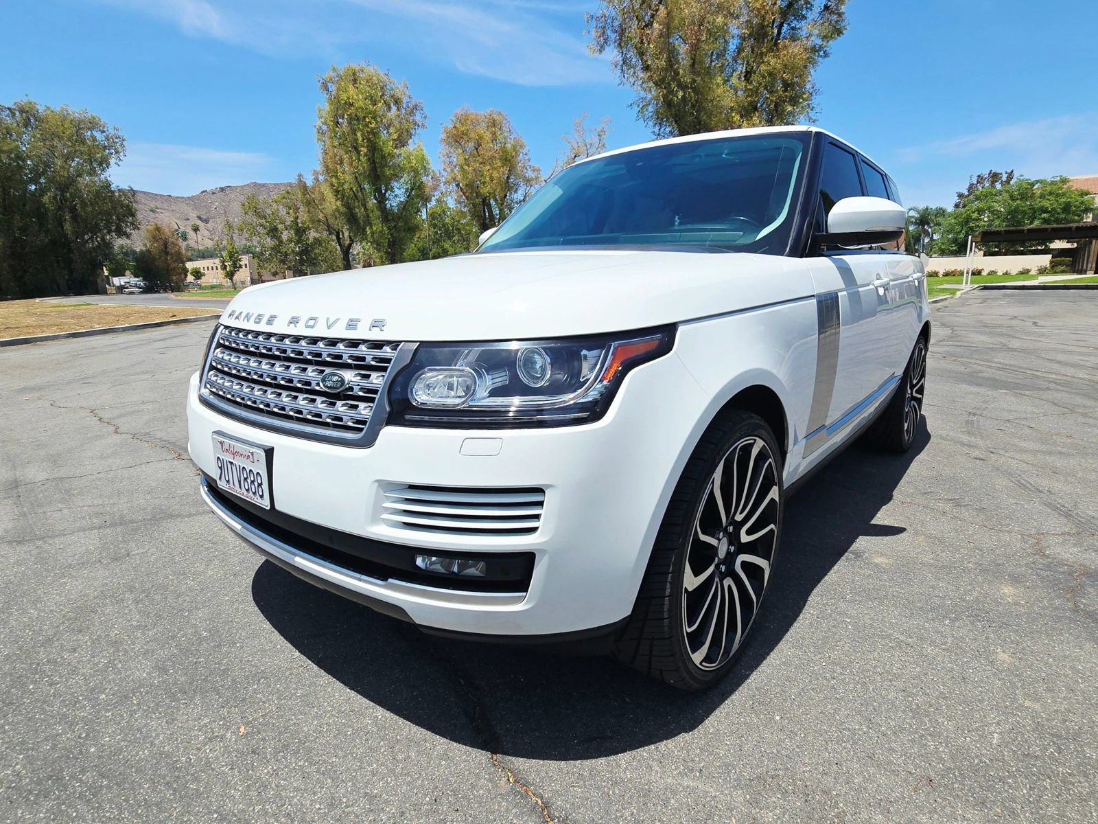 Used 2017 Land Rover Range Rover Supercharged AWD/4WD image 3