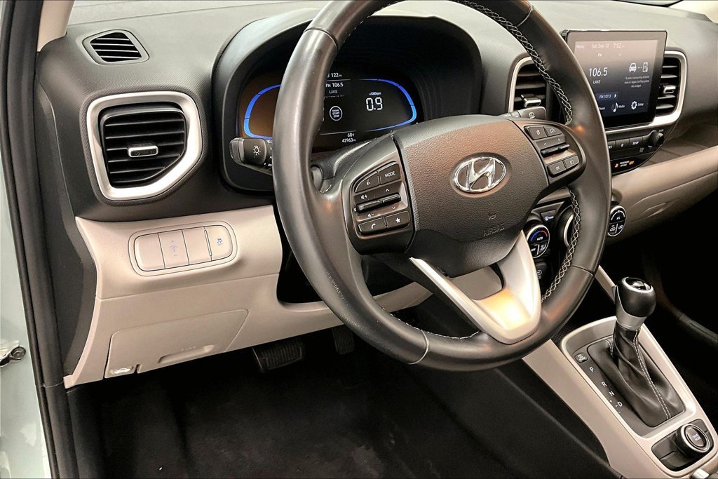 Used 2025 Hyundai Venue SEL FWD image 13