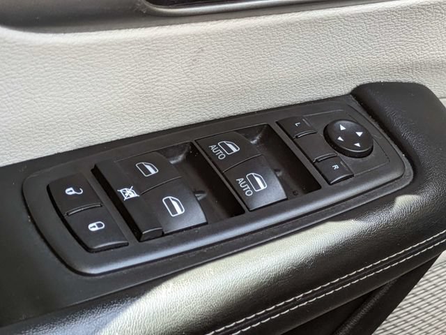 Used 2021 Chrysler Pacifica Touring-L FWD image 28