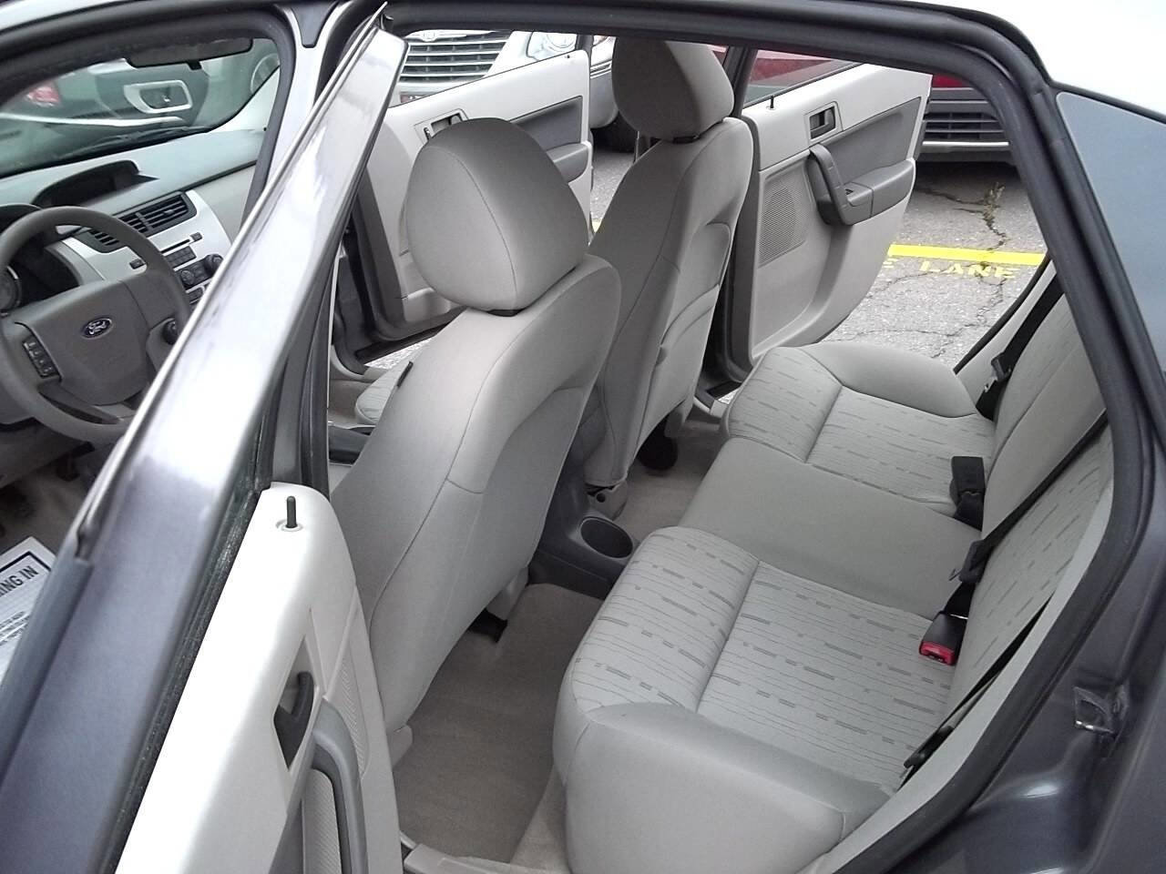 Used 2010 Ford Focus SE image 9