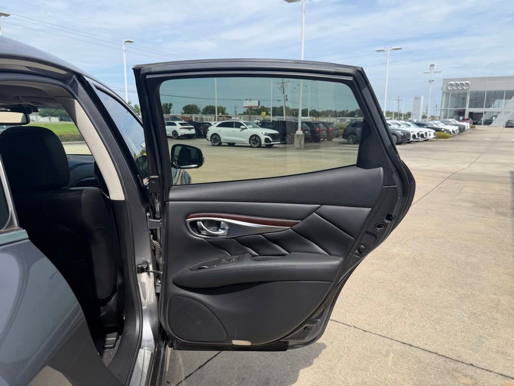 Used 2015 INFINITI Q70 3.7 RWD image 23