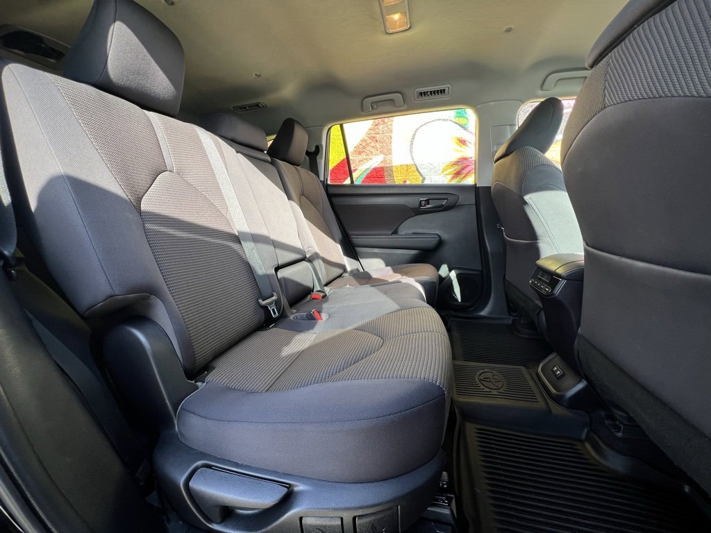 Used 2021 Toyota Highlander LE image 37