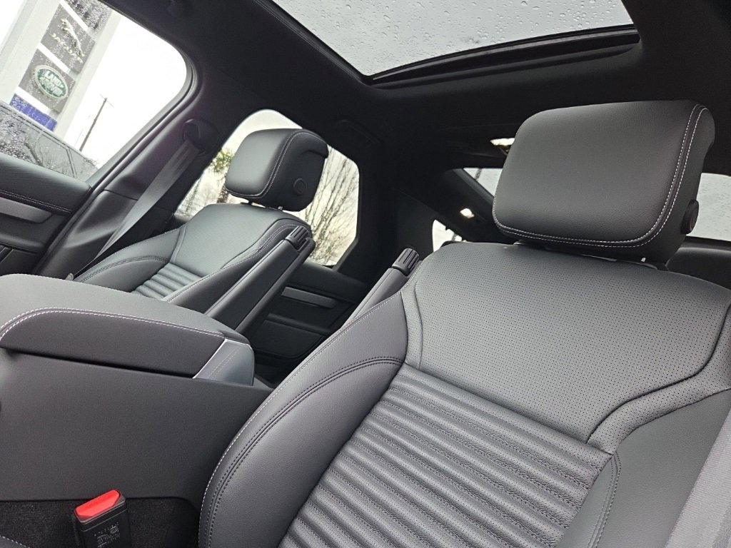 New 2026 Land Rover Discovery Limited Edition image 14