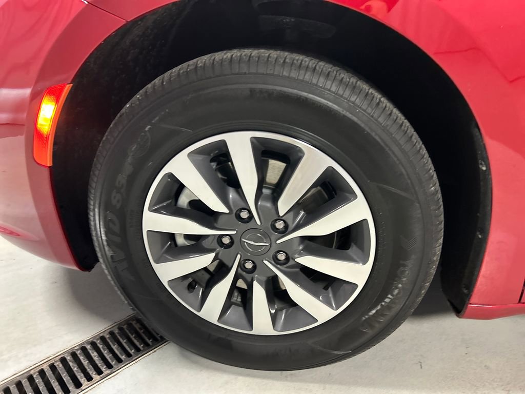 Used 2024 Chrysler Pacifica Select image 9