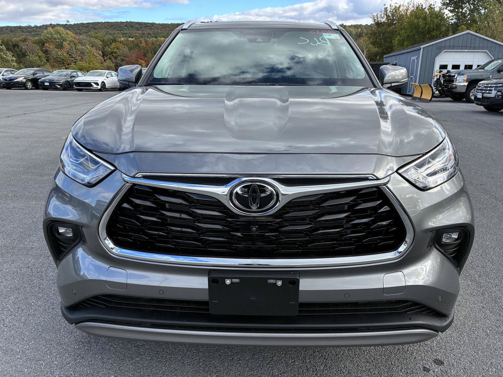 Used 2026 Toyota Highlander Limited AWD/4WD image 3