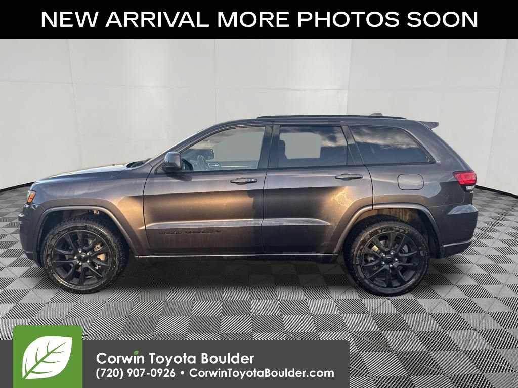 Used 2017 Jeep Grand Cherokee Altitude AWD/4WD image 4