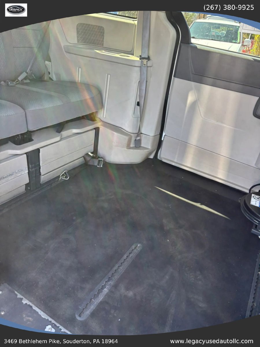 Used 2010 Chrysler Town & Country Touring FWD image 64