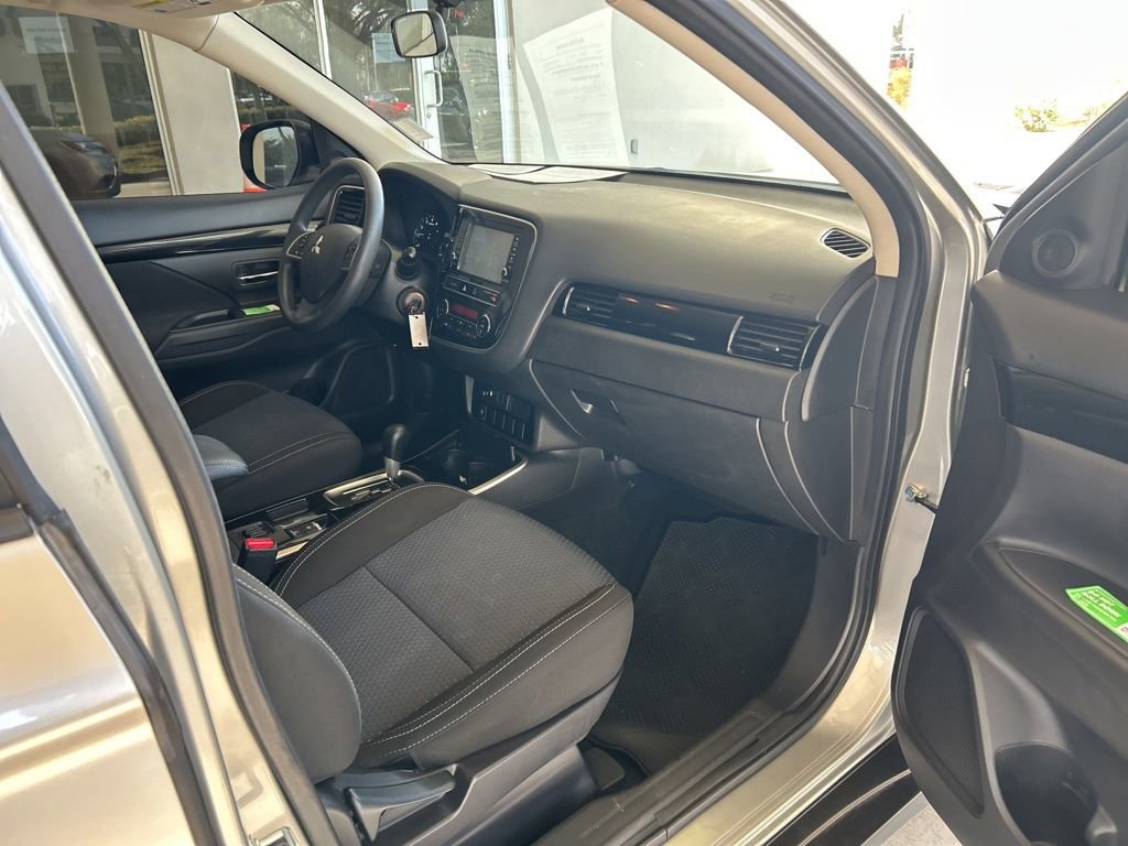 Used 2019 Mitsubishi Outlander ES image 21