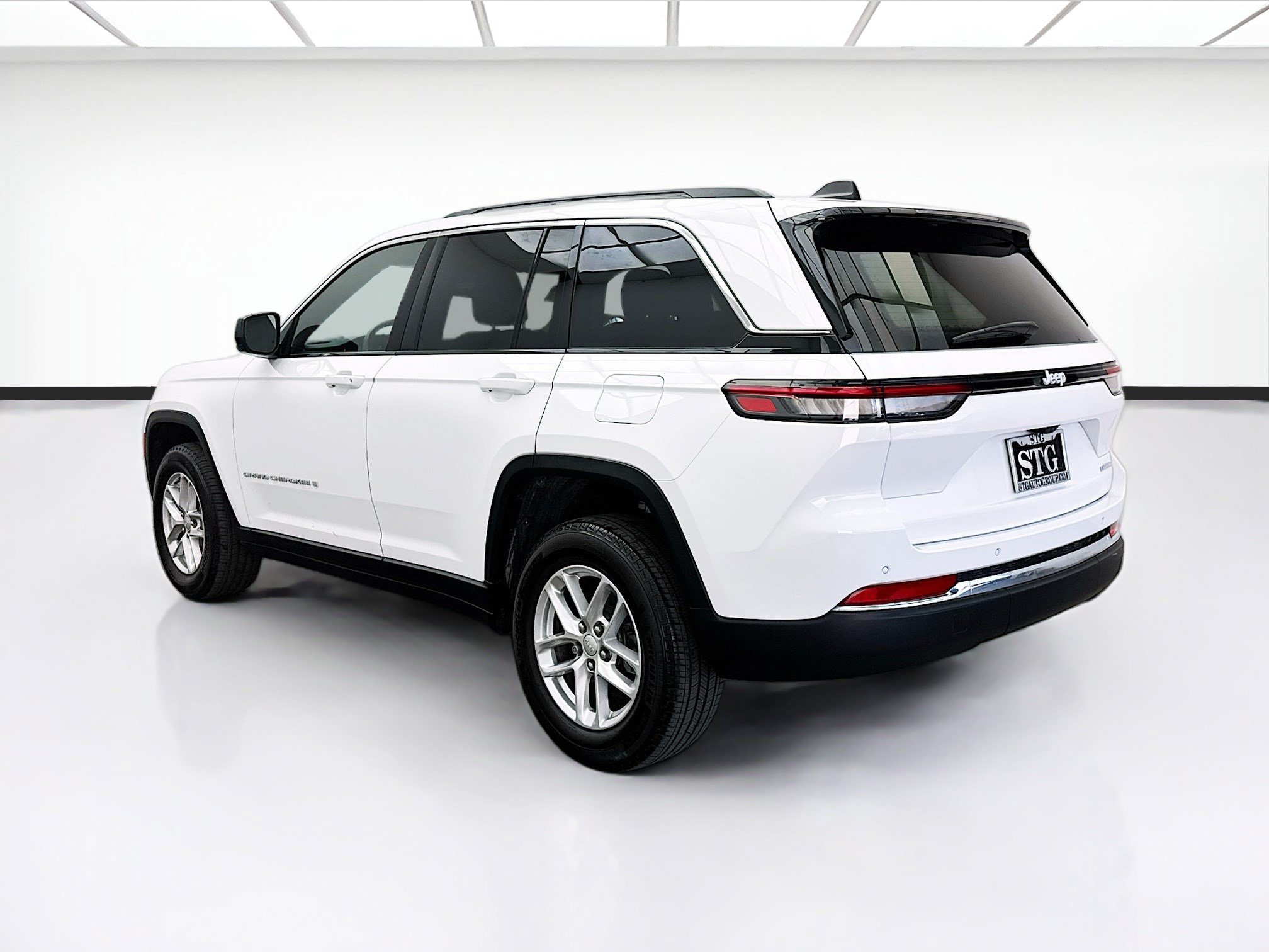 Used 2024 Jeep Grand Cherokee Laredo X RWD image 6
