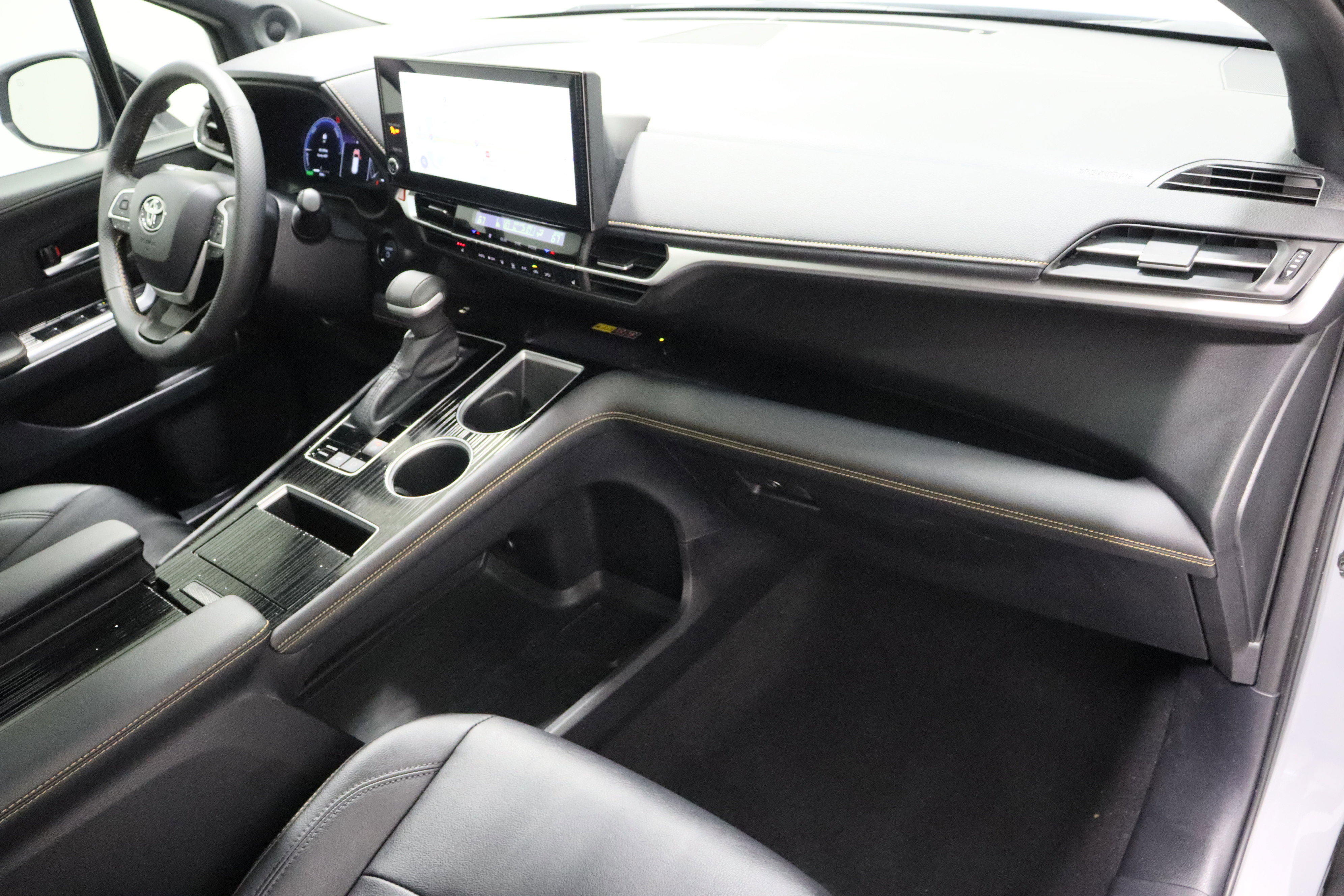 Used 2025 Toyota Sienna XLE Woodland Edition image 40