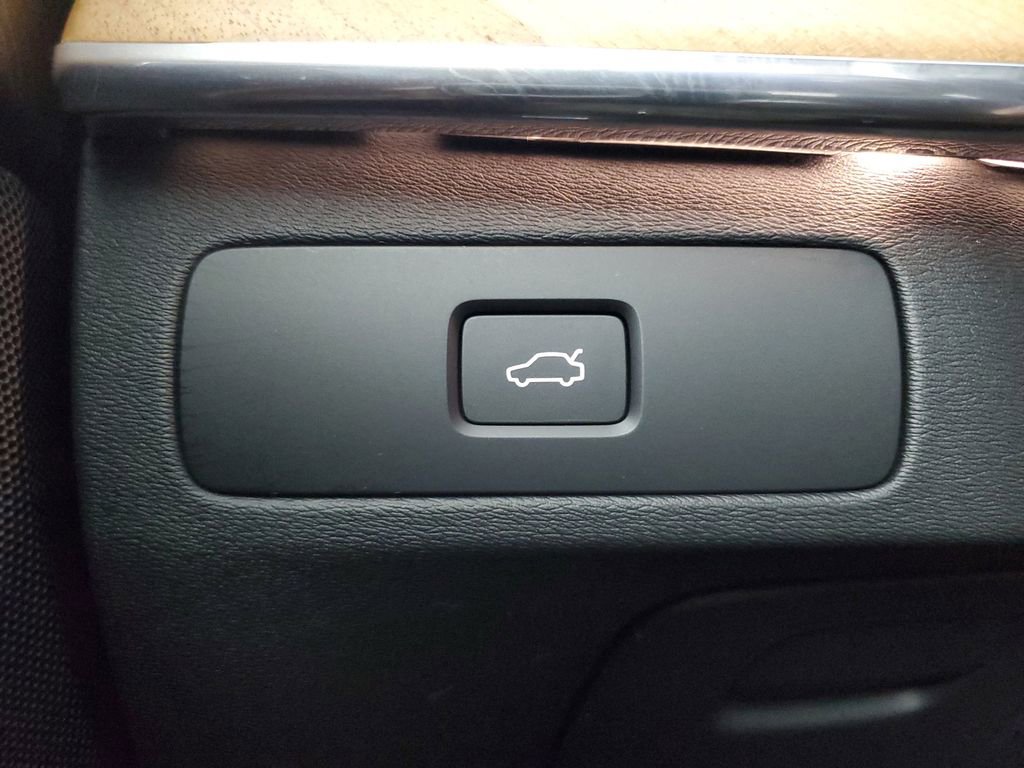Certified 2025 Volvo XC90 B6 Plus w/ Protection Package AWD/4WD image 38