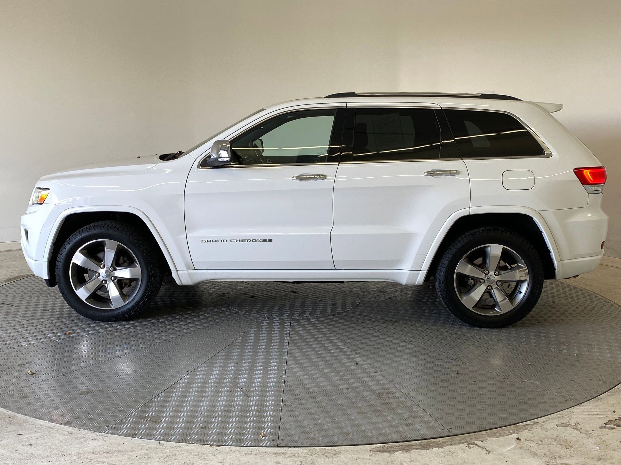 Used 2015 Jeep Grand Cherokee Overland w/ Advanced Technology Group image 2