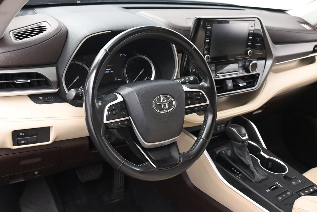 Used 2022 Toyota Highlander XLE AWD/4WD image 29