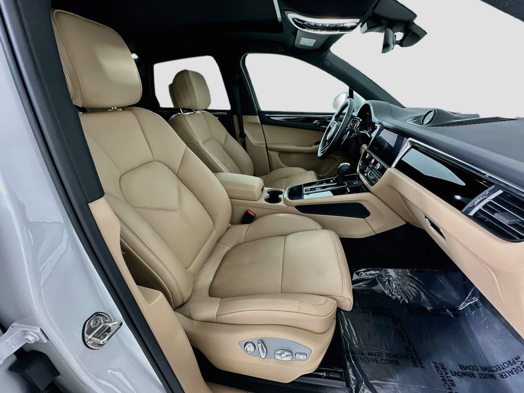 Certified 2026 Porsche Macan AWD/4WD image 31