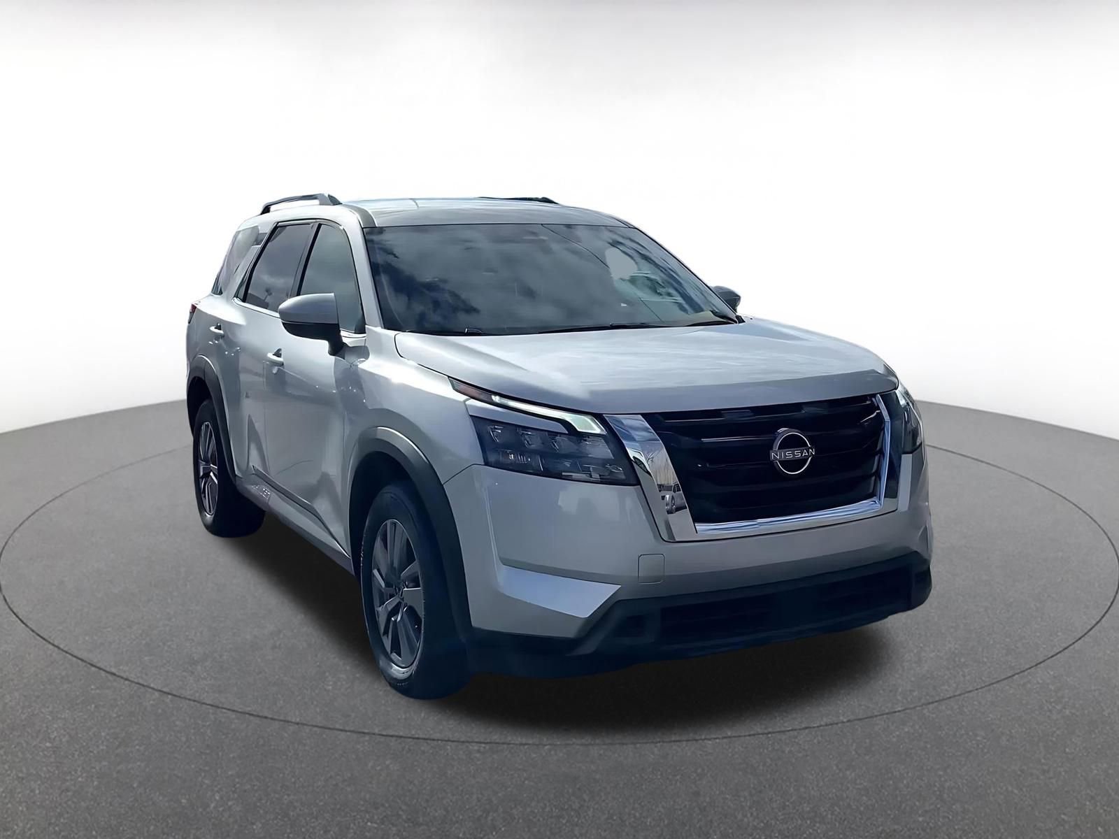 Used 2025 Nissan Pathfinder SV image 3