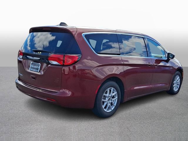 Used 2023 Chrysler Voyager LX image 4