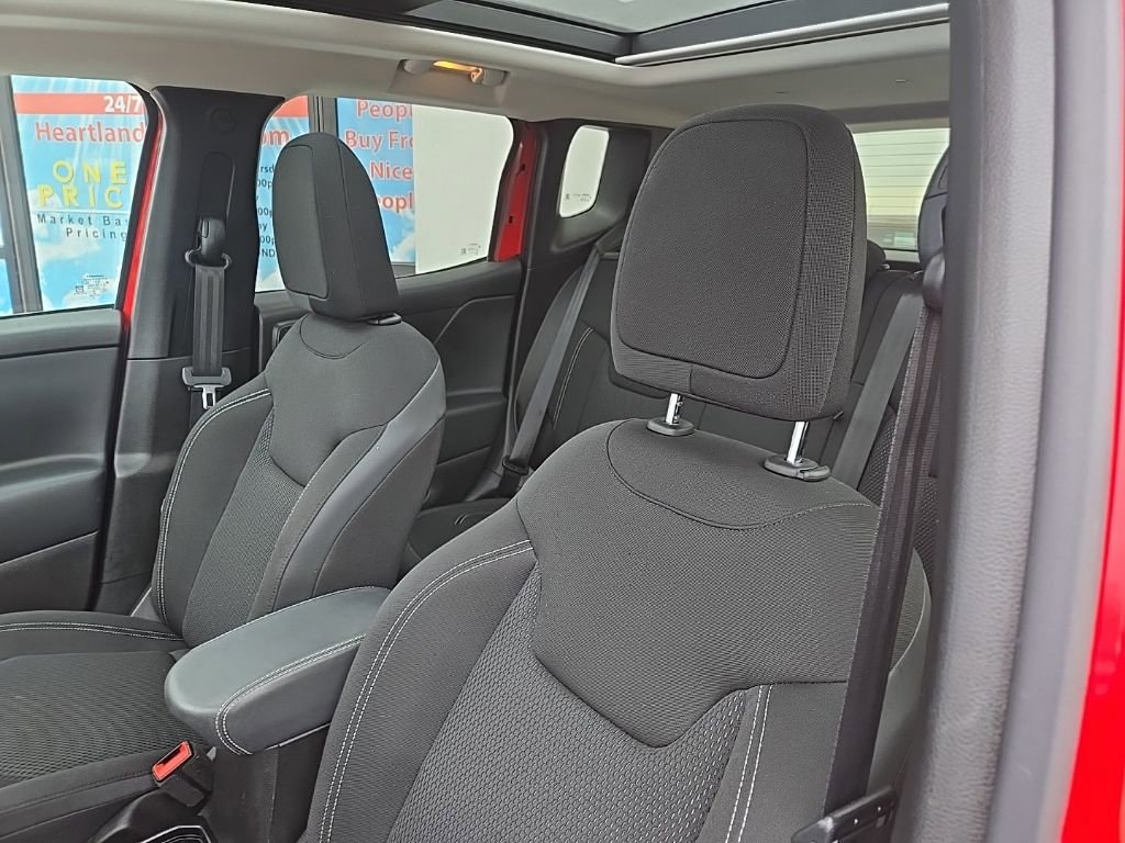 Used 2022 Jeep Renegade Latitude w/ Sun/Sound Group image 31