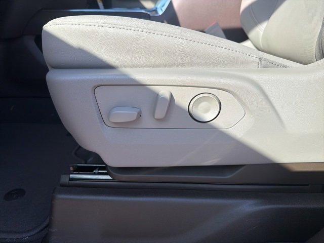 New 2026 GMC Sierra 3500 SLT w/ SLT Convenience Package image 16