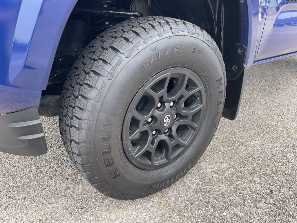 Used 2022 Toyota Tacoma SR5 AWD/4WD image 9