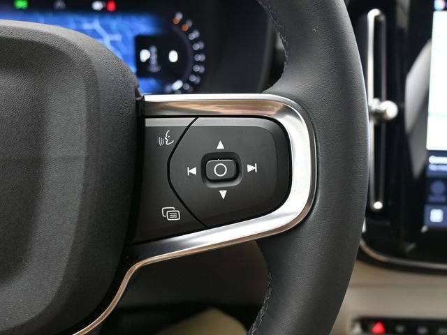 Used 2023 Volvo XC40 B5 Ultimate w/ Climate Package image 24