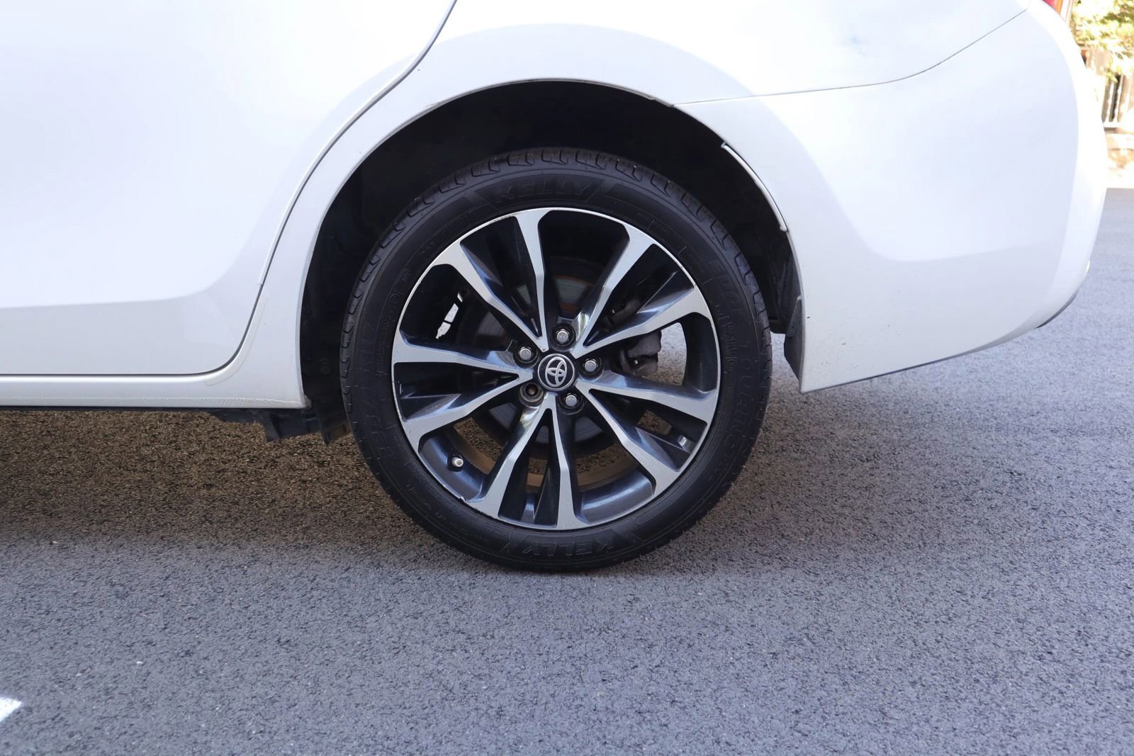 Used 2018 Toyota Corolla SE w/ SE Premium Package FWD image 10