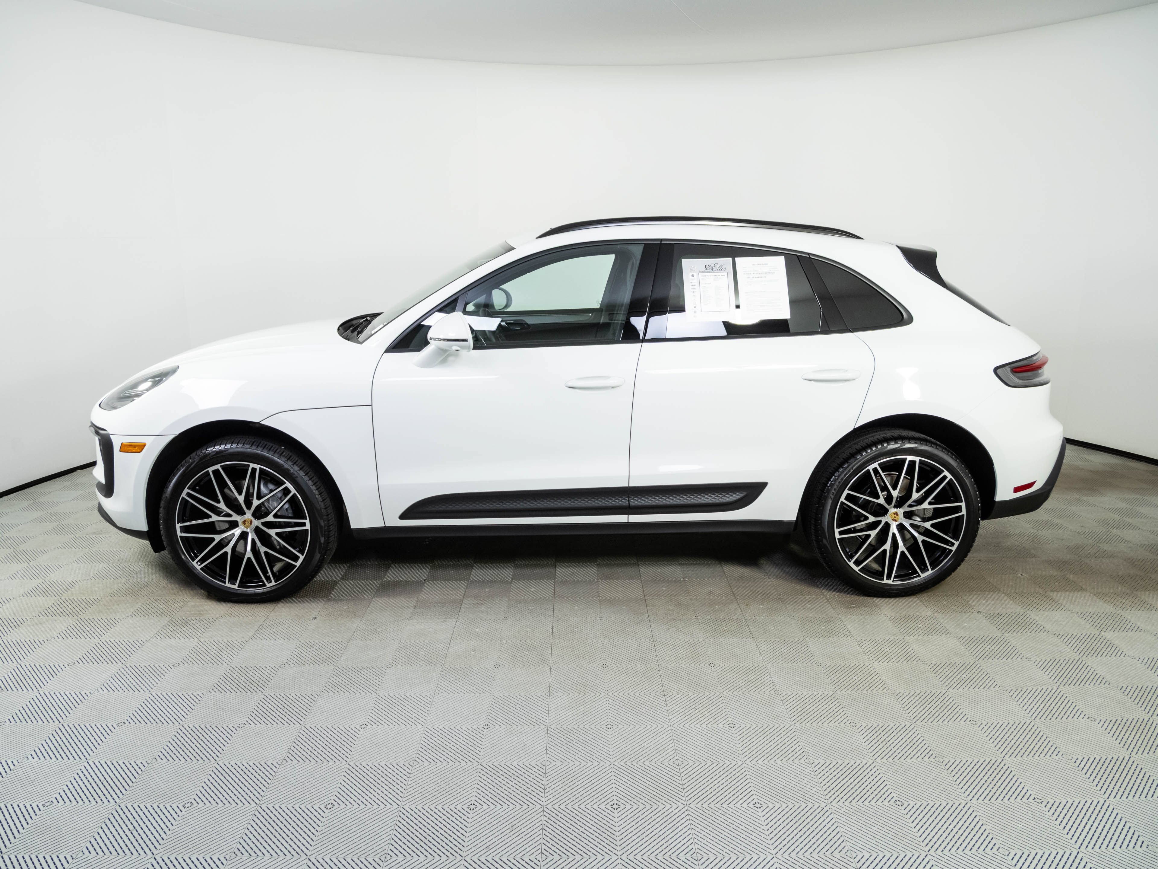 Certified 2026 Porsche Macan AWD/4WD image 2