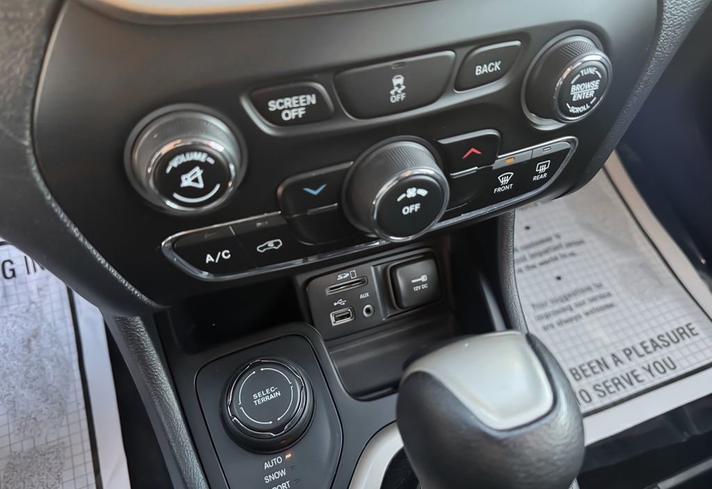 Used 2016 Jeep Cherokee Latitude w/ Safety/Convenience Group image 28