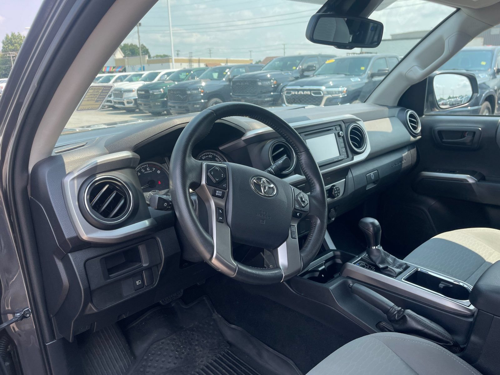Used 2019 Toyota Tacoma SR5 AWD/4WD image 11
