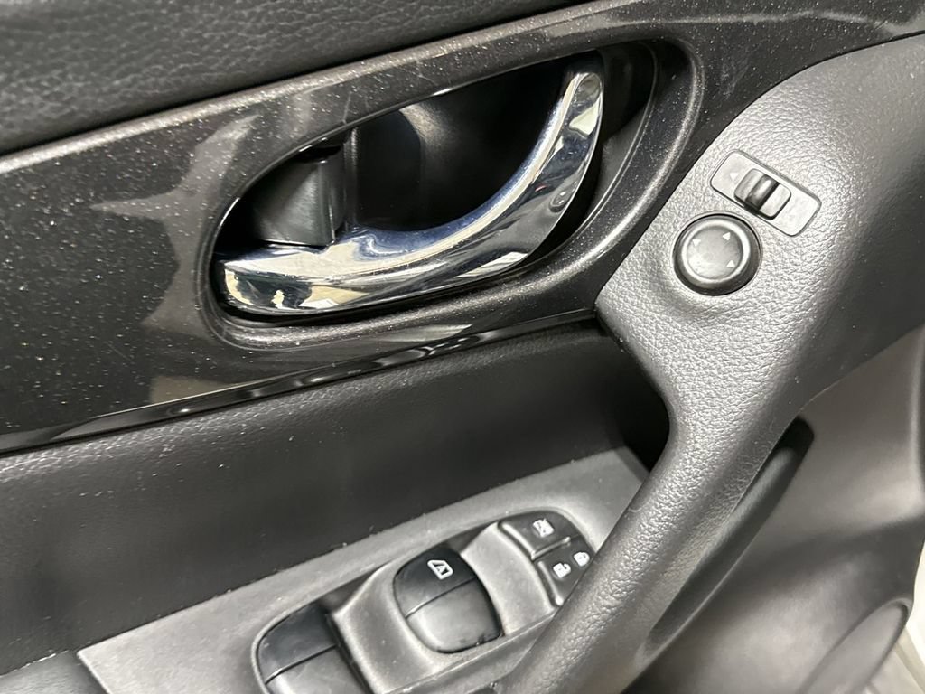 Used 2017 Nissan Rogue S AWD/4WD image 20
