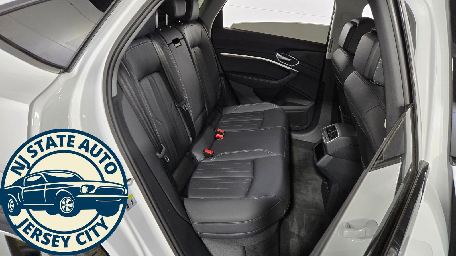 Used 2022 Audi e-tron Premium w/ Convenience Plus Package image 39