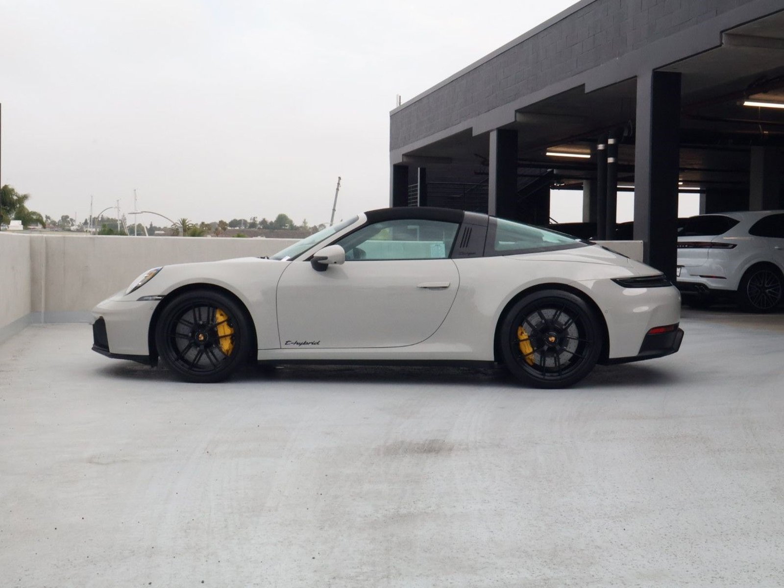 Certified 2025 Porsche 911 Targa 4 GTS AWD/4WD image 2