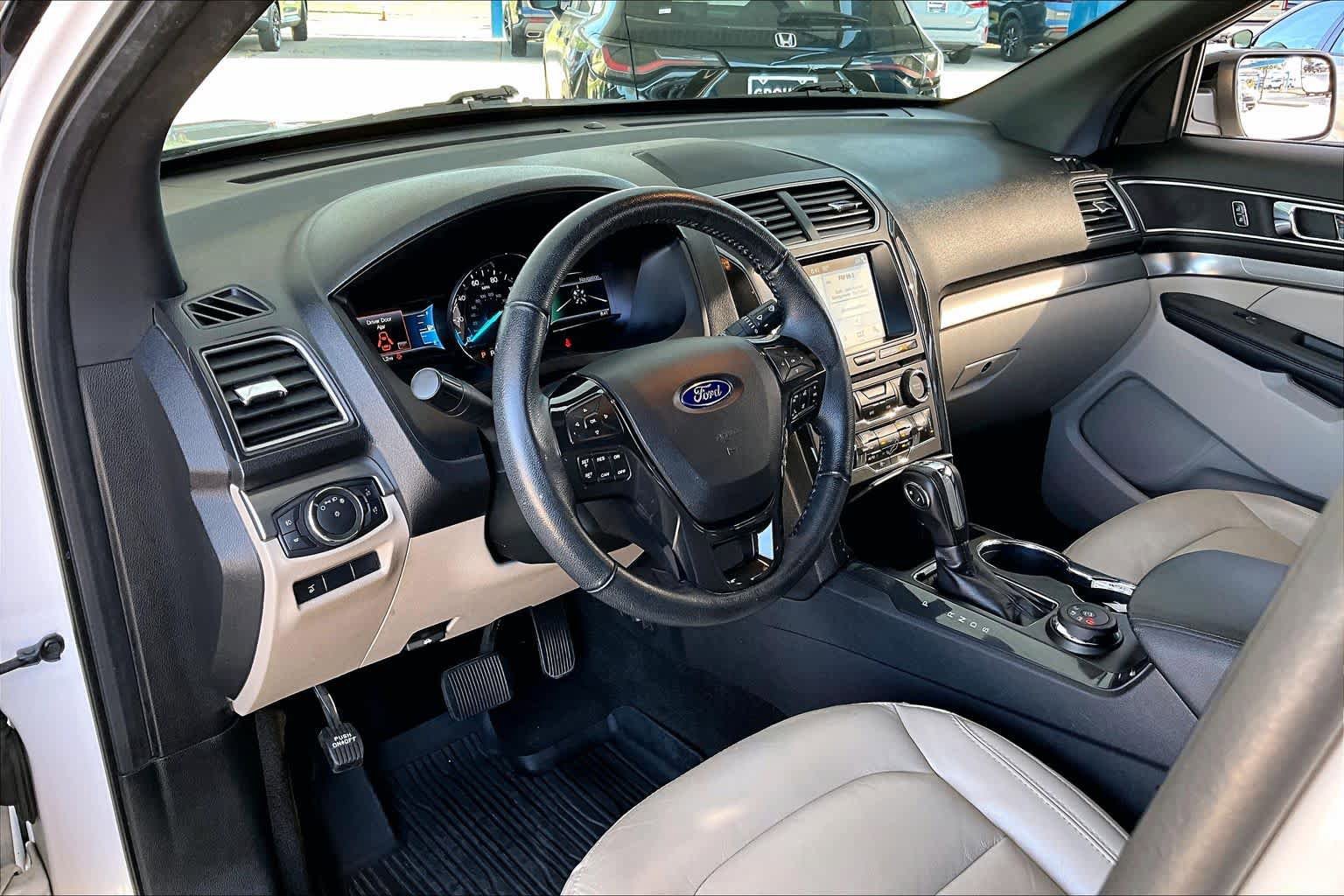 Used 2018 Ford Explorer XLT w/ Equipment Group 202A AWD/4WD image 18
