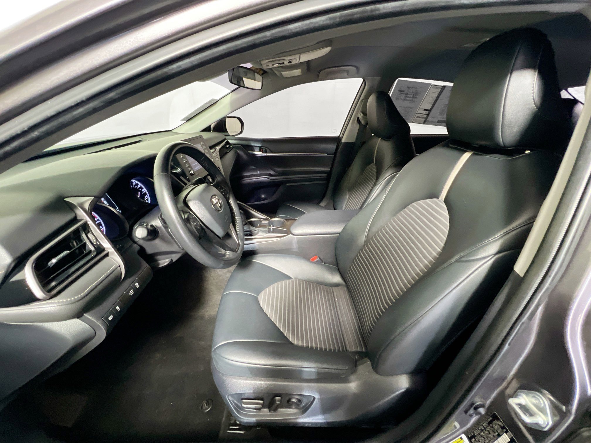 Used 2023 Toyota Camry SE image 14