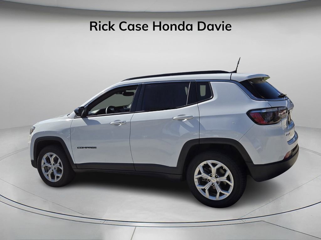 Used 2024 Jeep Compass Latitude image 8