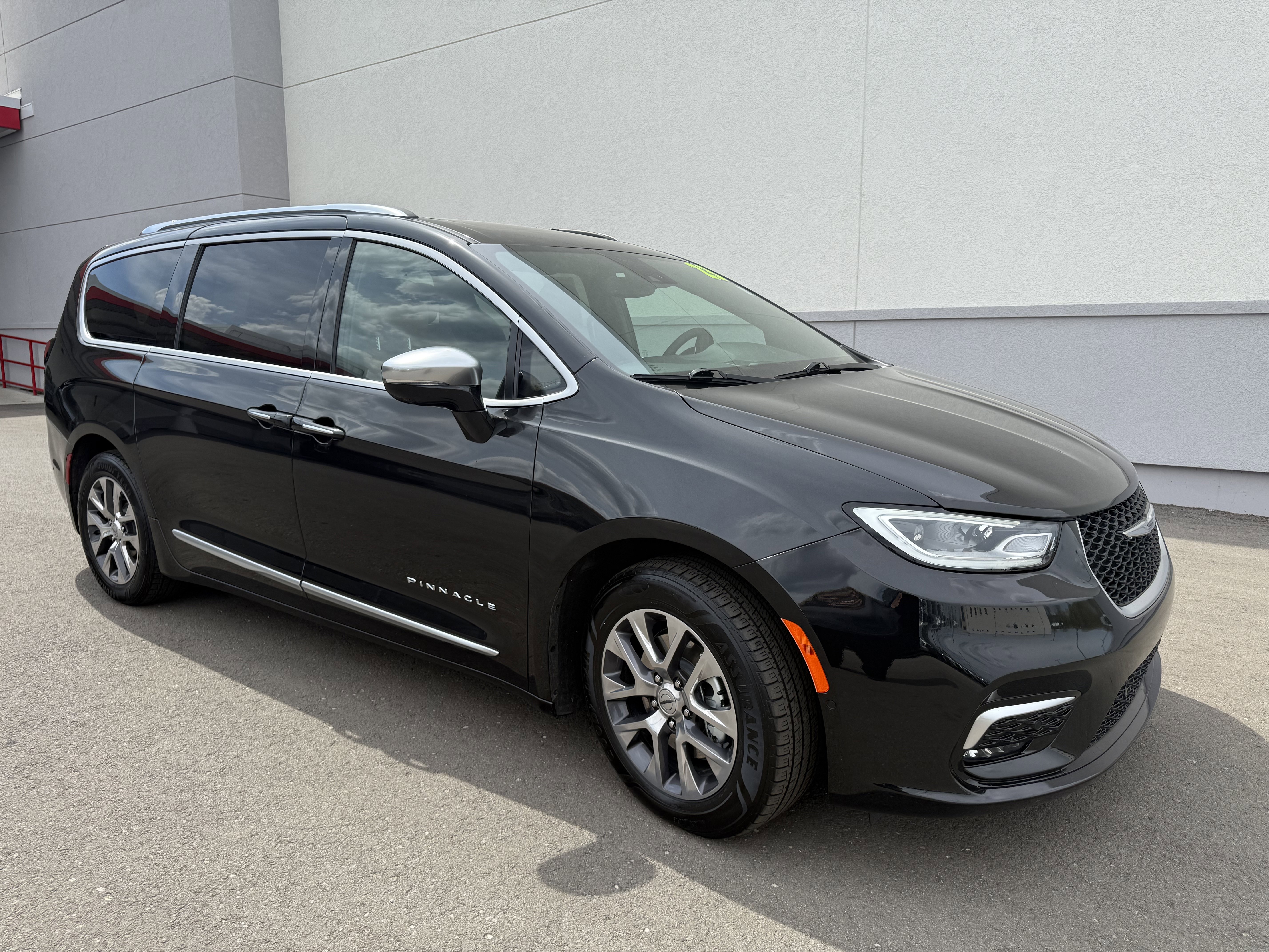 Used 2023 Chrysler Pacifica Pinnacle image 16