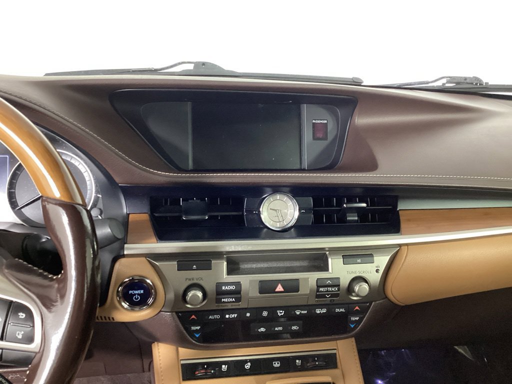 Used 2017 Lexus ES 300h w/ Luxury Package FWD image 18