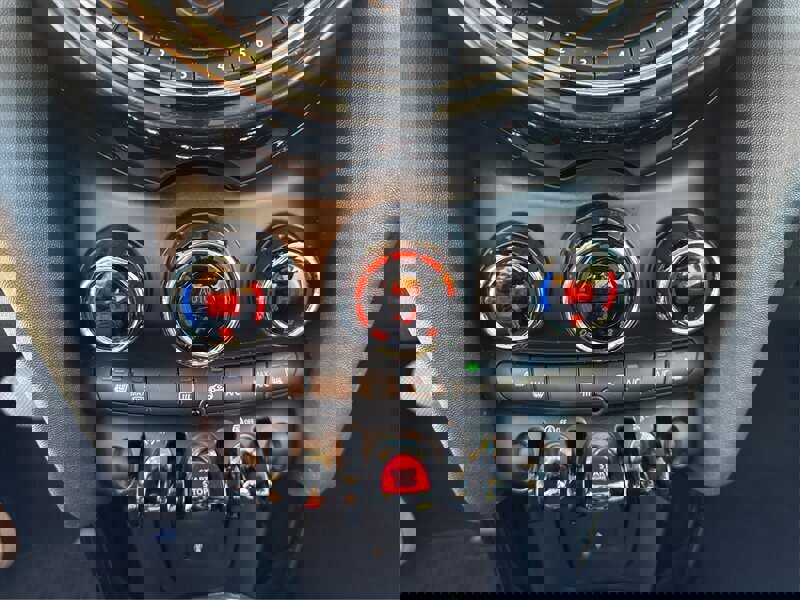 Used 2019 MINI Cooper 4-Door Hardtop w/ Signature Upholstery Package image 21