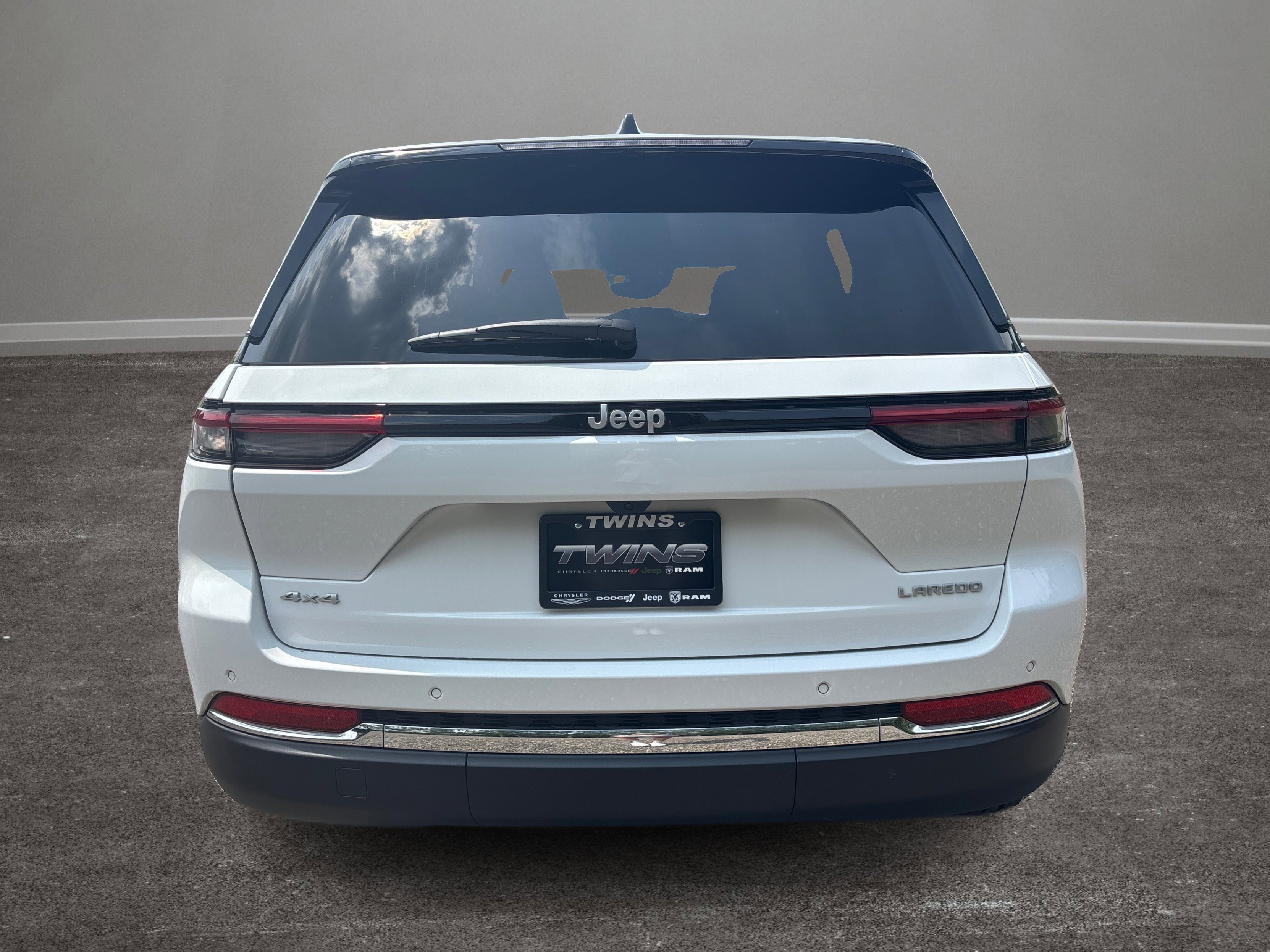 Used 2024 Jeep Grand Cherokee Laredo image 29